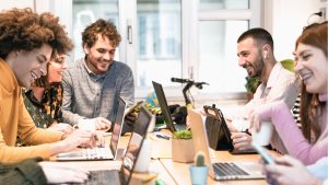Getafix offers comprehensive IT solutions for companies and ensures that cybersecurity matters are in order. Illustrative image of a team working in a digital environment.