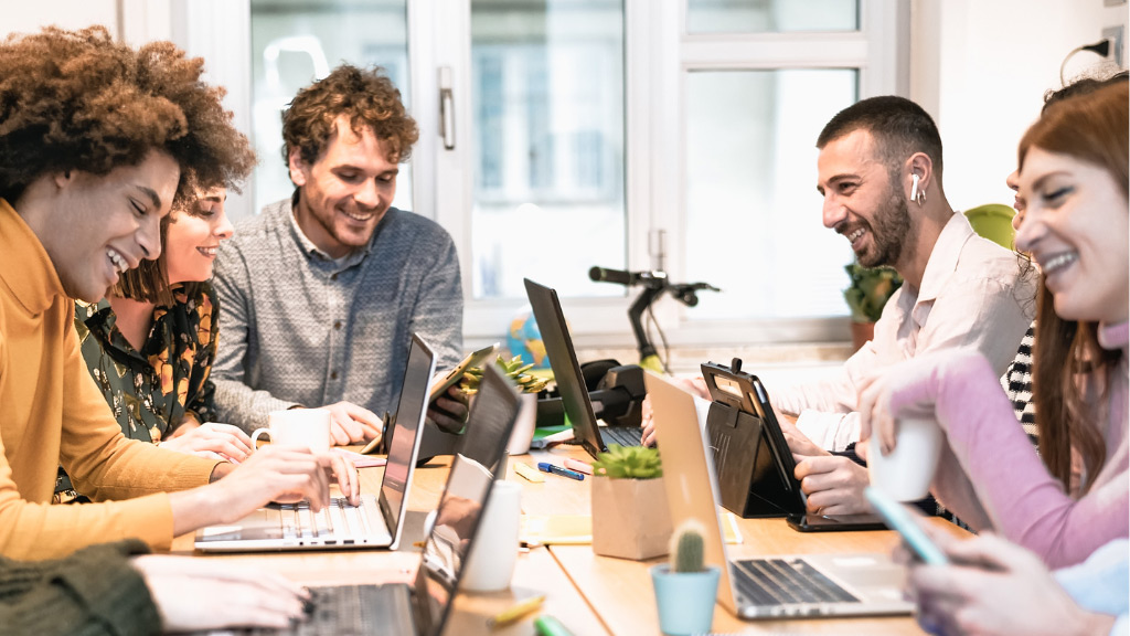 Getafix offers comprehensive IT solutions for companies and ensures that cybersecurity matters are in order. Illustrative image of a team working in a digital environment.
