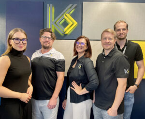 Kospro Oy tarjoaa rakennusalan hankinnan asiantuntijapalveluita Getafixin huolehtiessa yrityksen IT-ratkaisuista. Kuvassa Kospron tiimi.