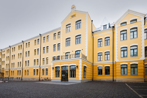 Lepolan Puusepät Oy specializes in manufacturing wooden windows and doors. The collaboration with Getafix frees up the company's resources, as a professional is responsible for IT solutions. The image shows one of Lepolan Puusepät Oy's client sites, Kurjenlinna.